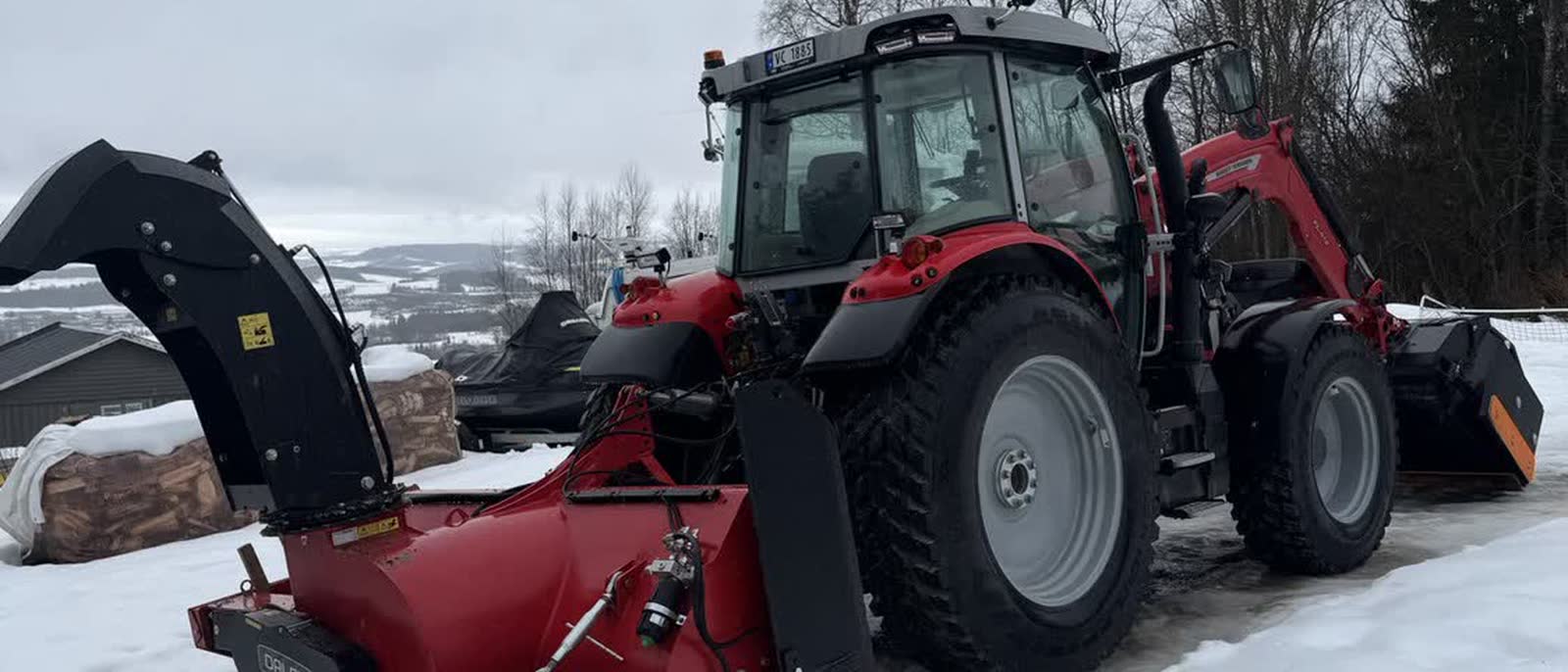Traktor med snøfreser rydder snø