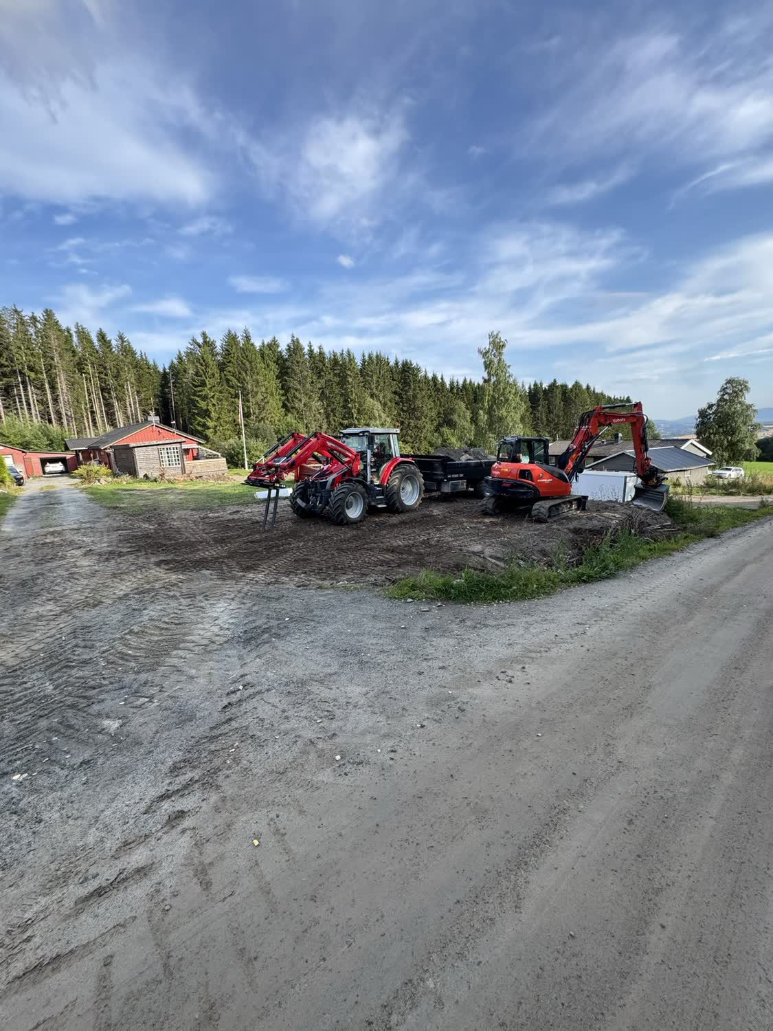 Traktor og gravemaskin på oppdrag