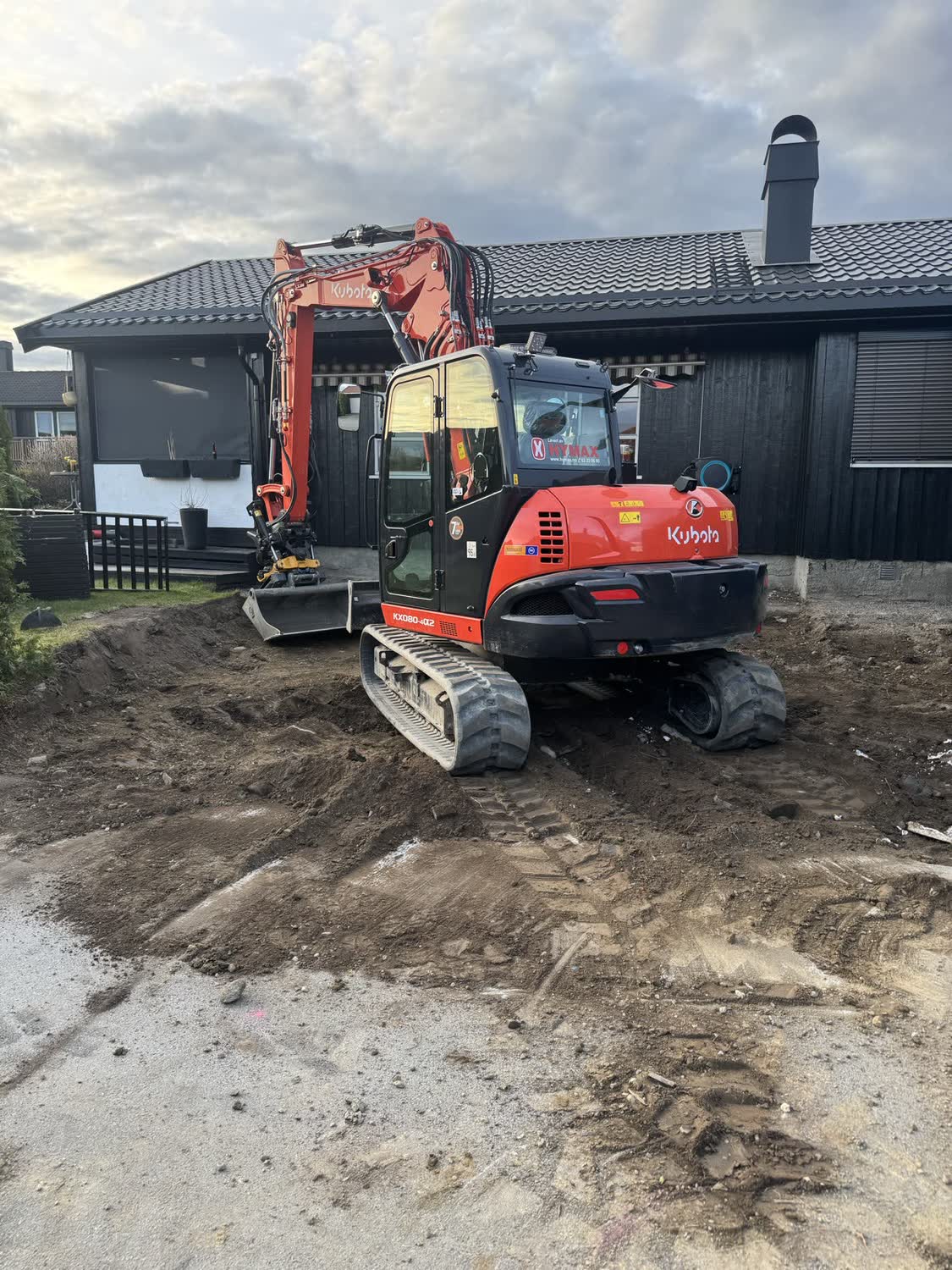 Traktor tipper masser fra boggihenger