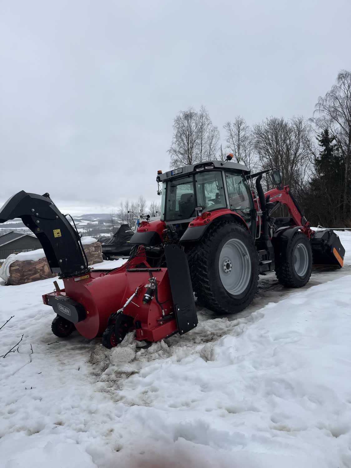 Traktor med snøfreser i dyp snø