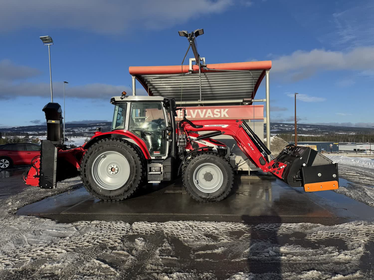 Massey Ferguson traktor med frontmontert utstyr