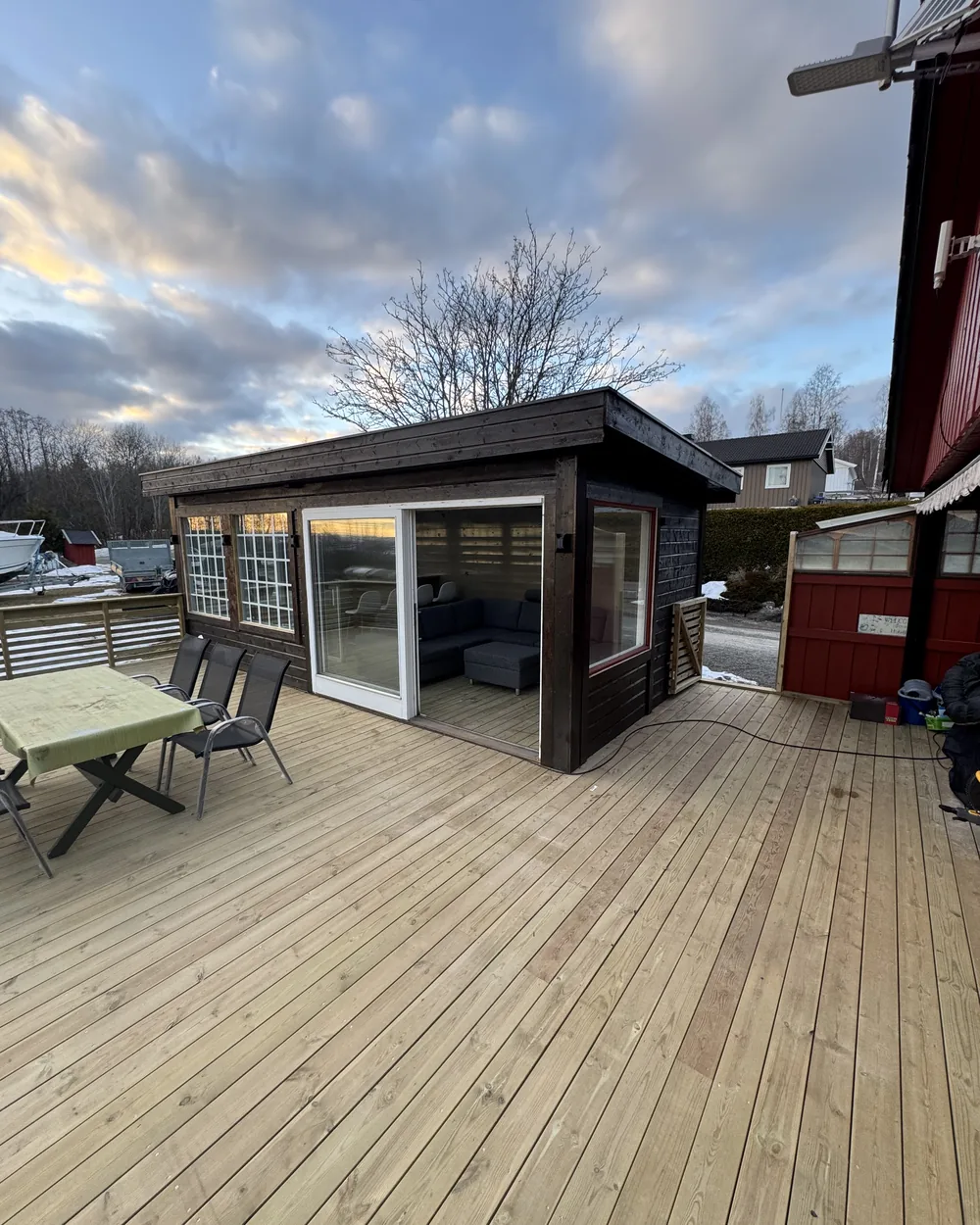 Uteplass med skyvedører på nylagt terrasse